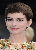 wieczorowe fryzury Anne Hathaway, fryzury krótkie gwiazd 14